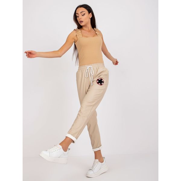 Fashionhunters Beige trousers made of eco-leather with pockets Lana