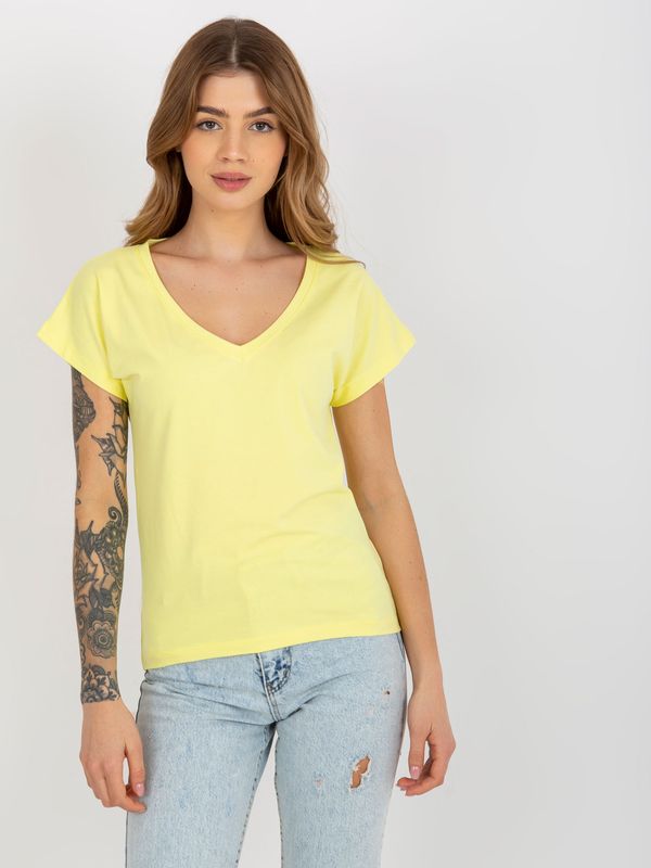 Fashionhunters Women's Basic T-shirt with neckline - yellow