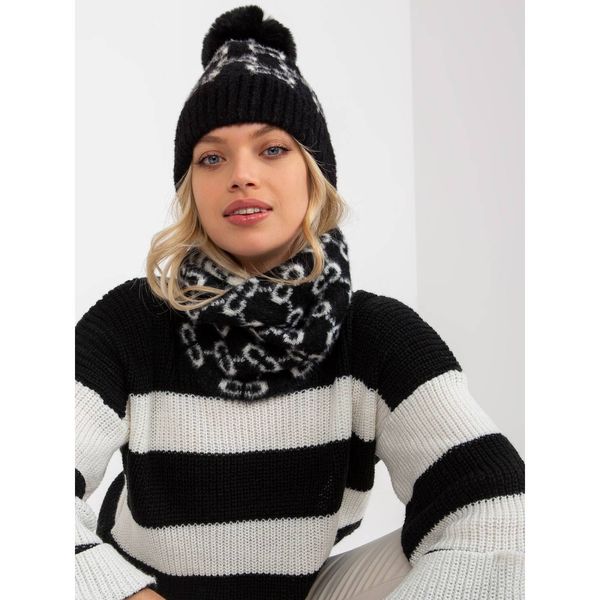 Fashionhunters Women's black and white patterned winter hat