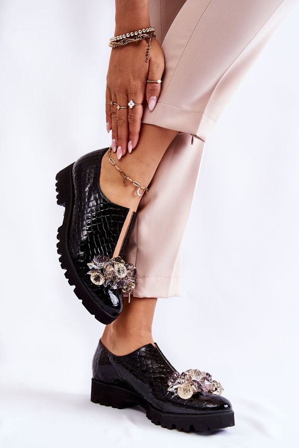 Kesi Elegant lacquered shoes with crocodile ornament black Cindy