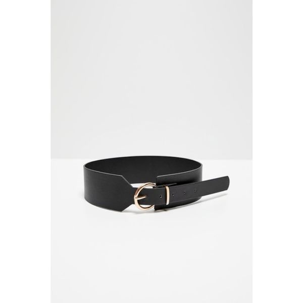 Moodo Belt with a gold buckle
